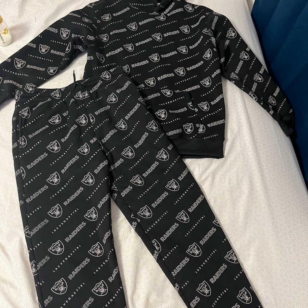Raiders set